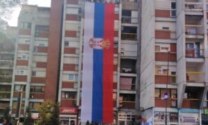 Dan srpskog jedinstva: U Kosovskoj Mitrovici vijori se trobojka duga 20 metara