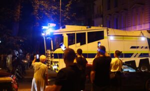 Protivnici mjera za suzbijanje korone na ulici: Više policajaca povrijeđeno u neredima