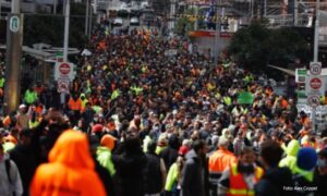 Često kretanje radnika izaziva širenje korone: U Melburnu zatvorena gradilišta, ljudi protestuju