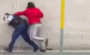 Video snimak šokirao društvene mreže: Muškarac udara i šutira policajku pa bježi