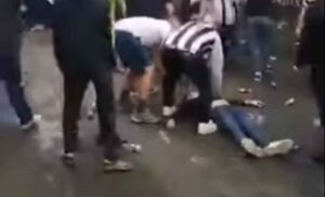 Žestoka tuča huligana u Engleskoj: Jedan navijač onesviješćen ležao na betonu VIDEO