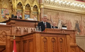 Čubrilović u mađarskom parlamentu: Neprihvatljivo nametanje vrijednosti koje negiraju identitet građana