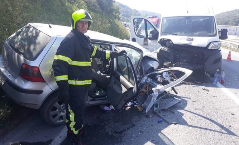 Vozilo gotovo smrskano do neprepoznatljivosti: Strahovit sudar kombija i auta