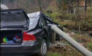 Teška nesreća! Automobil udario u stablo i betonski stub, vozač hitno prevezen u bolnicu