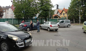 Semafor na raskrsnici ne radi, saobraćaj otežan: Sudar više vozila u Banjaluci FOTO