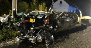 Stravična nesreća: Supružnici na motociklu udarili srnu, a onda se zabili u automobil
