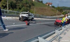 Jezive slike sa mjesta nesreće: Jedna osoba poginula u direktnom sudaru dva vozila