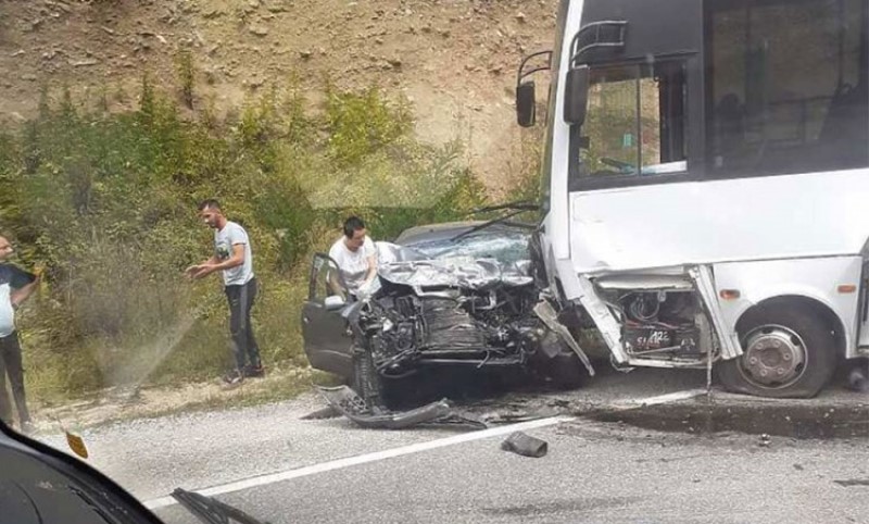 Stravična nesreća u BiH! U sudaru minibusa i automobila poginuli žena i muškarac
