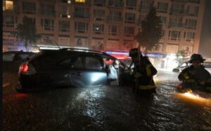 Zastrašujući prizori iz Njujorka: Ljudi vrište iz poplavljenih automobila VIDEO