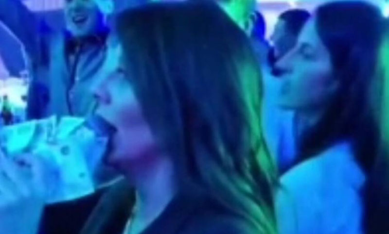 Kući otišla “puna kao brod”: Olja Bajrami pjevala ispod šatora, bakšiš se gomilao u njenim rukama