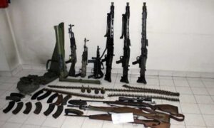 Akcija policije: Pronađen arsenal oružja i oprema za proizvodnju droge, troje uhapšeno
