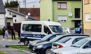 Prava drama: Razbio auto, pobjegao u stan i bacao namještaj na policiju