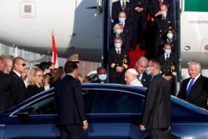 Papa Franja stigao u Budimpeštu gde će služiti misu i razgovarati s Orbanom