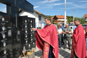 U znak sjećanja na žrtve: U Zvorniku služen parastos stradalim u logoru Jasenovac i borcima VRS