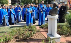 Pred spomenikom Spomenka Gostića: Služen parastos za sve koji su život dali za Srpsku