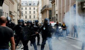 Haos u Parizu: Žestoki sukobi na protestima protiv zdravstvenih propusnica VIDEO