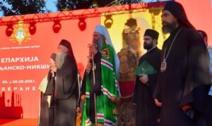 Došlo mnogo vjernika: Patrijah Porfirije svečano dočekan u manastiru Đurđevi stupovi