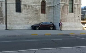 Šta sve nećemo vidjeti u BiH… Pogledajte gdje je bahati vozač parkirao svoj luksuzni “porše”