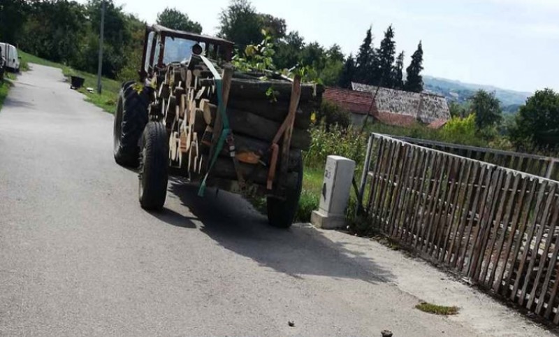 Tragedija u Banjaluci! Muškarca pregazila prikolica puna drva, na mjestu ostao mrtav