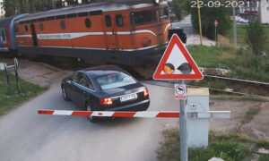 Neodgovornost “budi” bijes: Bahati vozač ignoriše rampu na pružnom prelazu u Banjaluci