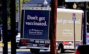 “Nemojte da se vakcinišete”: Kamion pogrebrnog društva provozao bizarnu reklamu na sebi