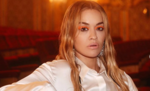 Osmijeh upotpunila i simboličnim slovom “R”: Rita Ora pokazala zlatne zube FOTO