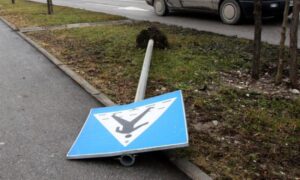 Policija uhapsila osumnjičenog: Ukrao 13 saobraćajnih znakova