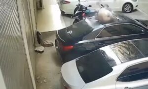 Seks na balkonu umalo bio koban: Polugola žena pala na auto VIDEO