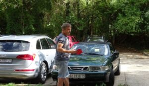 Glumac doživio neugodnost: Sergeju Trifunoviću u Mostaru demolirali auto FOTO