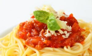 Brz i jeftin ručak: Špagete u crvenom sosu