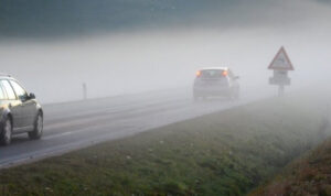 Oprezno u saobraćaju: Vozi se po klizavim i mokrim kolovozima, magla smanjuje vidljivost