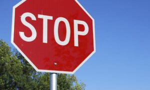 Nije stao na znak “Stop”: Državljanin BiH osuđen na 15 dana zatvora