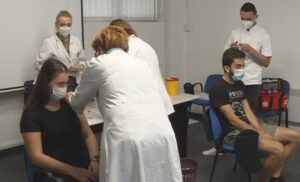 Stati u kraj opakoj koroni! Vakcinisano više od 200 studenata u Banjaluci