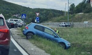 Auto završilo pored puta nakon sudara s kamionom