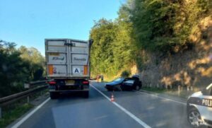 Teška saobraćajka: Sudarili se automobil i kamion