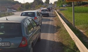 Sudar moticikla i auta u Banjaluci: Usporen saobraćaj na prijedorskoj petlji