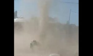 “Vrag odnio šalu”: Tornado protutnjao kroz pijacu i napravio opšti “dar-mar” VIDEO