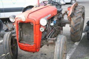 Kad si pijan – nisi svoj! Djed (70) bez vozačke “upalio” traktor i udario u parkiranu “škodu”