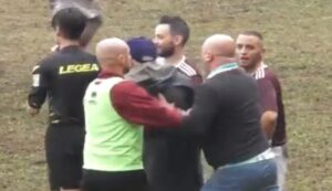 Trener udario sudiju, meč prekinut istog trenutka: Nemile scene u Italiji VIDEO