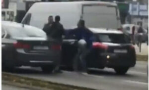 Vozači “ukrstili” šake: Stali na semafor pa izletjeli iz vozila da se potuku VIDEO