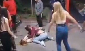 Užas ispred osnovne škole: Brutalna tuča djevojčica VIDEO