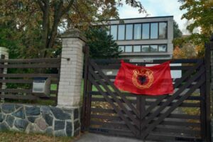 Provokacija i vandalizam: Na zgradi Ambasade Srbije u Finskoj osvanula zastava tzv. OVK