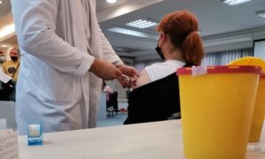 Imunizacija ide sporo: Svaki stoti građanin BiH primio treću dozu vakcine