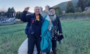 U čast dolaska patrijarha Porfirija: Vladika Јovan se padobranom spustio u manastir VIDEO