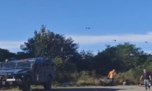 Oduševljenje među Srbima i glasni pozdravi: Helikopteri vojske Srbije nadlijeću Jarinje