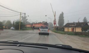Mašinovođa zaustavio voz u Banjaluci: Rampa podignuta, čuvara nema