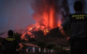 Brojne spasilačke ekipe i dalje na terenu: U erupciji vulkana uništeno više od 460 kuća