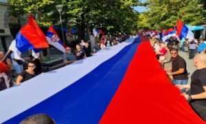 Defile u Banjaluci: Ujedinjenja Srpska “razvila” zastavu dugu 70 metara VIDEO