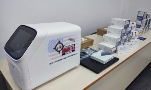 Zaustaviti virus korona: Ambasada SAD donirala Bolnici u Gradišci aparat za PCR testove