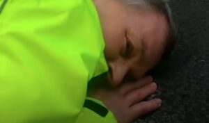 “Ovo nije bila dobra odluka”: Iz protesta se zalijepio za asfalt, pa shvatio da ne može da ustane VIDEO